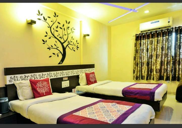 Skylawn Hotel Surat Luaran gambar