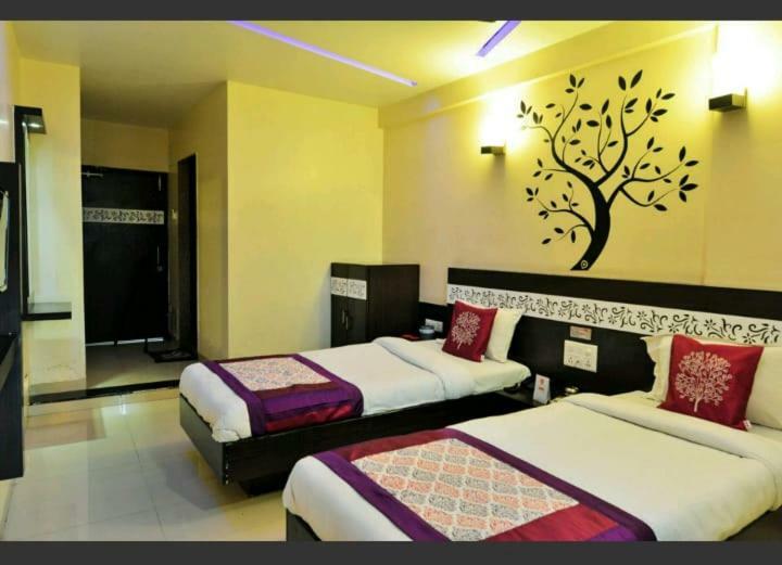 Skylawn Hotel Surat Luaran gambar
